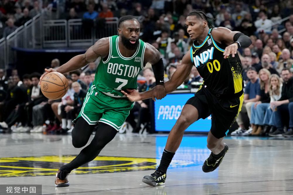 省队恩师为孙颖莎准备一袋零食，耐心投喂把莎莎当亲闺女宠爱，太暖了.